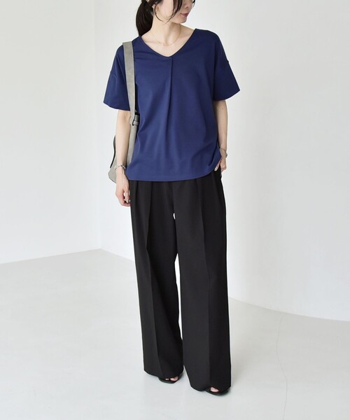 quaranciel(カランシエル)の「quaranciel:〈接触冷感/汗染み防止加工/洗濯機可能〉Vネック タック ハーフスリーブ TEE(Tシャツ/カットソー・レディース・ホワイト/ブラック/ブルー・ONE SIZE)」の15枚目の写真