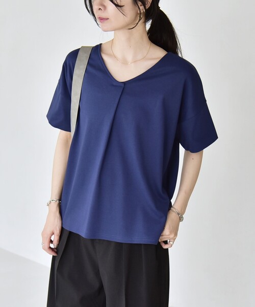 quaranciel(カランシエル)の「quaranciel:〈接触冷感/汗染み防止加工/洗濯機可能〉Vネック タック ハーフスリーブ TEE(Tシャツ/カットソー・レディース・ホワイト/ブラック/ブルー・ONE SIZE)」の17枚目の写真