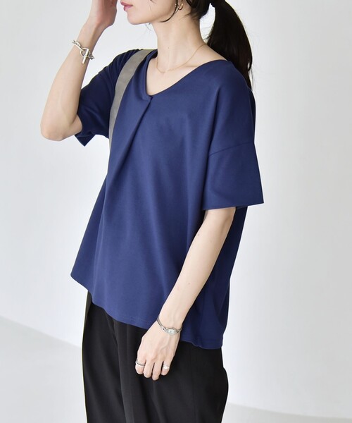 quaranciel(カランシエル)の「quaranciel:〈接触冷感/汗染み防止加工/洗濯機可能〉Vネック タック ハーフスリーブ TEE(Tシャツ/カットソー・レディース・ホワイト/ブラック/ブルー・ONE SIZE)」の18枚目の写真