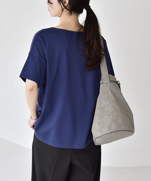 quaranciel(カランシエル)の「quaranciel:〈接触冷感/汗染み防止加工/洗濯機可能〉Vネック タック ハーフスリーブ TEE(Tシャツ/カットソー・レディース・ホワイト/ブラック/ブルー・ONE SIZE)」の19枚目の写真