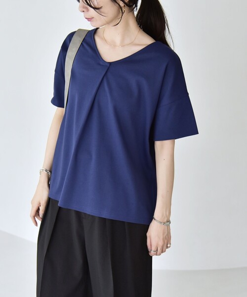 quaranciel(カランシエル)の「quaranciel:〈接触冷感/汗染み防止加工/洗濯機可能〉Vネック タック ハーフスリーブ TEE(Tシャツ/カットソー・レディース・ホワイト/ブラック/ブルー・ONE SIZE)」の20枚目の写真