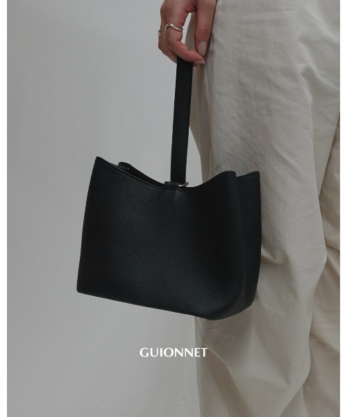 GUIONNET(ギオネ)の「GUIONNET DRYGRAIN ONE HANDLE BAG ギオネ ワンハンドルバッグ(ハンドバッグ・レディース・ブラック・FREE)」の2枚目の写真