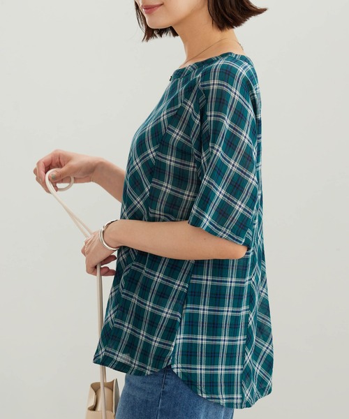 BELLUNA PLUS(ベルーナ)の「さらっと快適!Tシャツ見え切替ブラウス(シャツ/ブラウス・レディース・グリーン系/ベージュ系/ライトグリーン系・X-LARGE/LARGE/MEDIUM)」の15枚目の写真