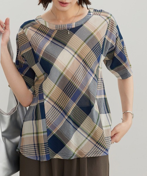 BELLUNA PLUS(ベルーナ)の「さらっと快適!Tシャツ見え切替ブラウス(シャツ/ブラウス・レディース・グリーン系/ベージュ系/ライトグリーン系・X-LARGE/LARGE/MEDIUM)」の5枚目の写真