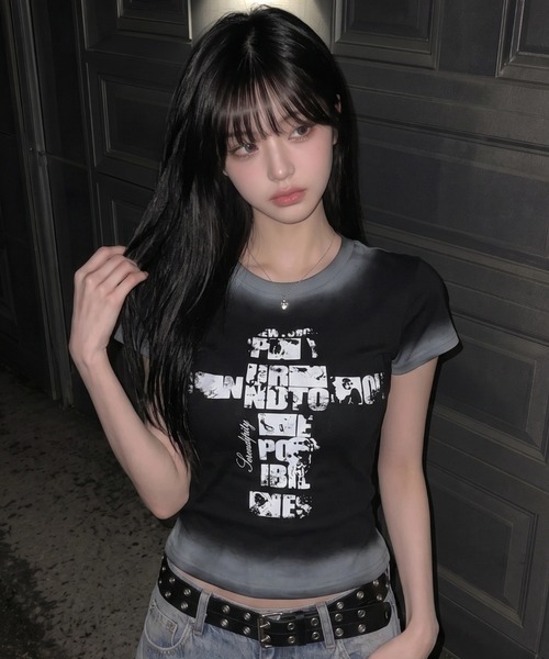 .KOM(ドットコム)の「A'GEM/9 × .kom 『.KOM/ドットケーオーエム』 ヴィンテージクロスグラフィックベビーTシャツ(Tシャツ/カットソー・レディース・ブラック/レッド/ホワイト・FREE)」の3枚目の写真