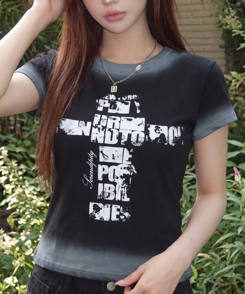 .KOM(ドットコム)の「A'GEM/9 × .kom 『.KOM/ドットケーオーエム』 ヴィンテージクロスグラフィックベビーTシャツ(Tシャツ/カットソー・レディース・ブラック/レッド/ホワイト・FREE)」の5枚目の写真