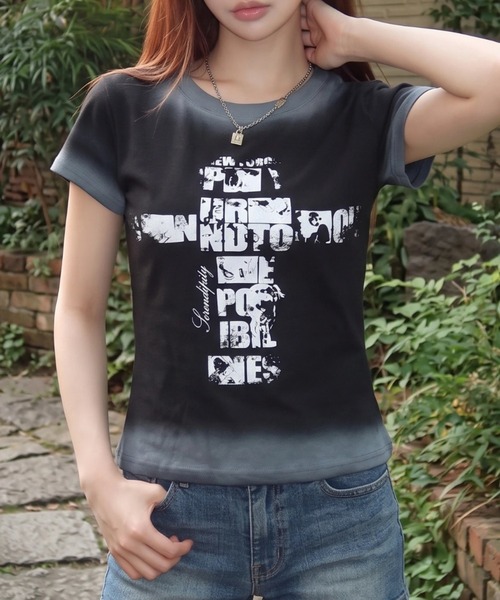.KOM(ドットコム)の「A'GEM/9 × .kom 『.KOM/ドットケーオーエム』 ヴィンテージクロスグラフィックベビーTシャツ(Tシャツ/カットソー・レディース・ブラック/レッド/ホワイト・FREE)」の4枚目の写真