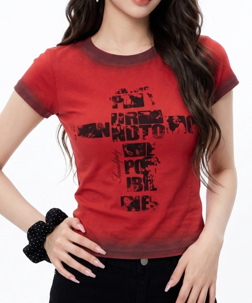 .KOM(ドットコム)の「A'GEM/9 × .kom 『.KOM/ドットケーオーエム』 ヴィンテージクロスグラフィックベビーTシャツ(Tシャツ/カットソー・レディース・ブラック/レッド/ホワイト・FREE)」の9枚目の写真