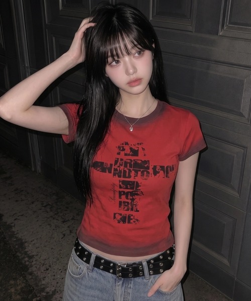 .KOM(ドットコム)の「A'GEM/9 × .kom 『.KOM/ドットケーオーエム』 ヴィンテージクロスグラフィックベビーTシャツ(Tシャツ/カットソー・レディース・ブラック/レッド/ホワイト・FREE)」の7枚目の写真