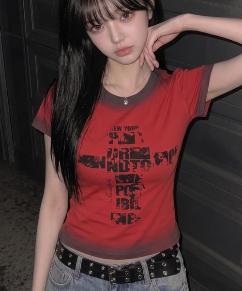 .KOM(ドットコム)の「A'GEM/9 × .kom 『.KOM/ドットケーオーエム』 ヴィンテージクロスグラフィックベビーTシャツ(Tシャツ/カットソー・レディース・ブラック/レッド/ホワイト・FREE)」の8枚目の写真