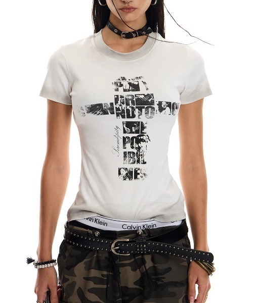 .KOM(ドットコム)の「A'GEM/9 × .kom 『.KOM/ドットケーオーエム』 ヴィンテージクロスグラフィックベビーTシャツ(Tシャツ/カットソー・レディース・ブラック/レッド/ホワイト・FREE)」の11枚目の写真