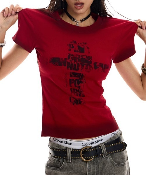 .KOM(ドットコム)の「A'GEM/9 × .kom 『.KOM/ドットケーオーエム』 ヴィンテージクロスグラフィックベビーTシャツ(Tシャツ/カットソー・レディース・ブラック/レッド/ホワイト・FREE)」の14枚目の写真