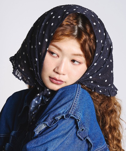 ROSE BUD(ローズバッド)の「PRINTED SCARF(バンダナ/スカーフ・レディース・ブラック/バーガンディー/ベージュ・ONE SIZE)」の2枚目の写真