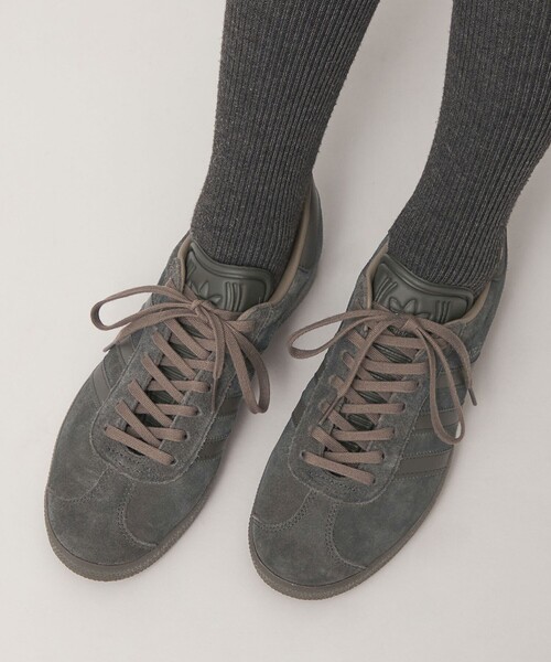 adidas Originals(アディダスオリジナルス)の「【別注】<adidas Originals>ガゼル スニーカー / GAZELLE(スニーカー・レディース・ダークグレー・23cm/22.5cm/25cm/24.5cm/24cm/23.5cm)」の2枚目の写真
