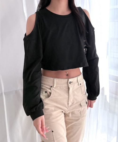 merrylatte(メリーラテ)の「オープンショルダー カットアウト ゆったり スウェットライク トップス(スウェット・レディース・ホワイト/ブラック・FREE)」の8枚目の写真