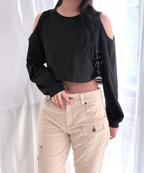 merrylatte(メリーラテ)の「オープンショルダー カットアウト ゆったり スウェットライク トップス(スウェット・レディース・ホワイト/ブラック・FREE)」の11枚目の写真