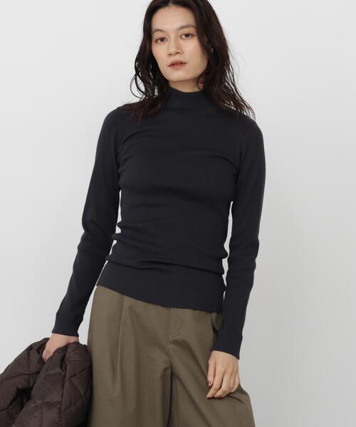 human woman(ヒューマンウーマン)の「◆【名品 / レイヤードで活躍!】オーガニック丸胴タートルカットソー(Tシャツ/カットソー・レディース・グレー系その他/ホワイト・MEDIUM)」の2枚目の写真
