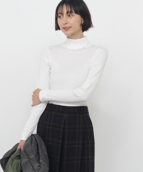 human woman(ヒューマンウーマン)の「◆【名品 / レイヤードで活躍!】オーガニック丸胴タートルカットソー(Tシャツ/カットソー・レディース・グレー系その他/ホワイト・MEDIUM)」の1枚目の写真