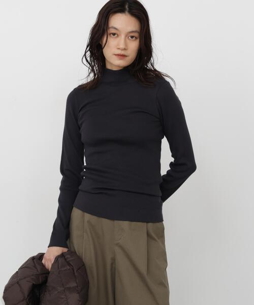 human woman(ヒューマンウーマン)の「◆【名品 / レイヤードで活躍!】オーガニック丸胴タートルカットソー(Tシャツ/カットソー・レディース・グレー系その他/ホワイト・MEDIUM)」の4枚目の写真