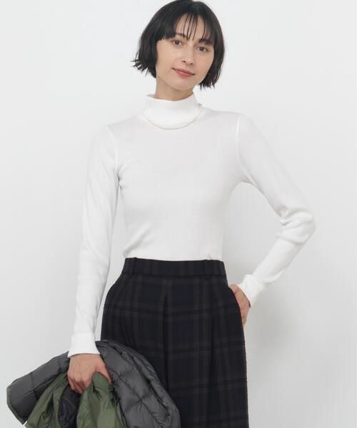 human woman(ヒューマンウーマン)の「◆【名品 / レイヤードで活躍!】オーガニック丸胴タートルカットソー(Tシャツ/カットソー・レディース・グレー系その他/ホワイト・MEDIUM)」の8枚目の写真