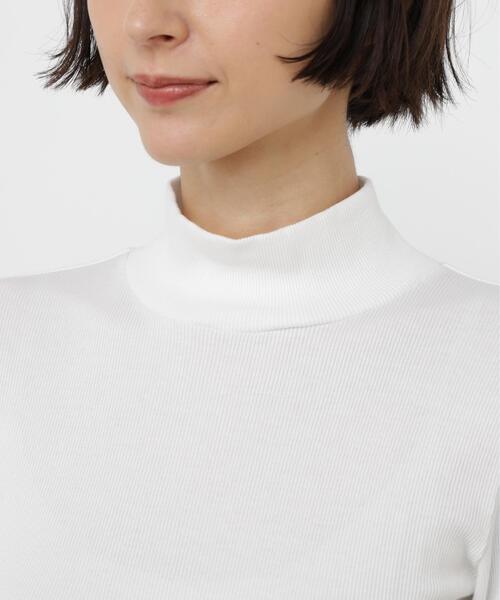 human woman(ヒューマンウーマン)の「◆【名品 / レイヤードで活躍!】オーガニック丸胴タートルカットソー(Tシャツ/カットソー・レディース・グレー系その他/ホワイト・MEDIUM)」の13枚目の写真