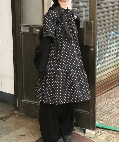 WEGO(ウィゴー)の「ドット柄ギャザー切換えミドル丈ワンピース(ワンピース・レディース・ブラック/ホワイト・FREE)」の13枚目の写真