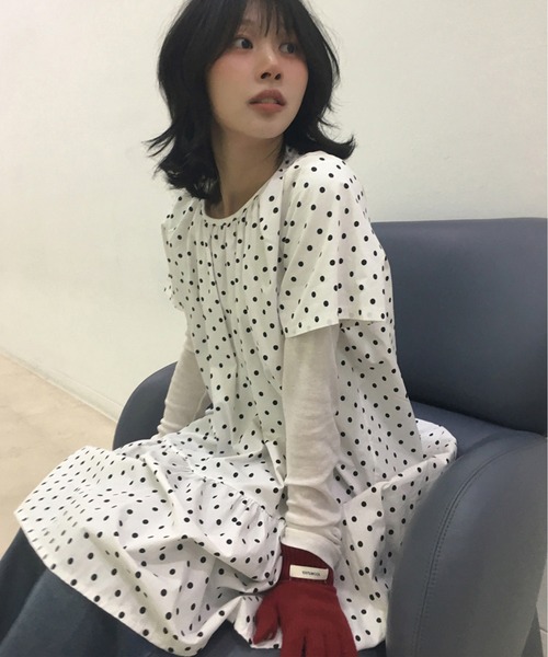 WEGO(ウィゴー)の「ドット柄ギャザー切換えミドル丈ワンピース(ワンピース・レディース・ブラック/ホワイト・FREE)」の4枚目の写真