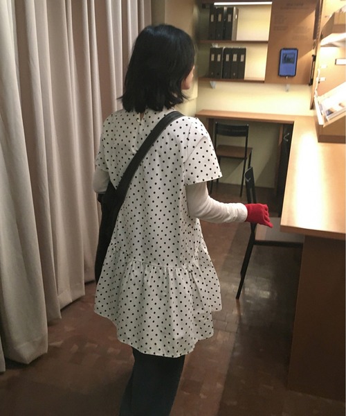 WEGO(ウィゴー)の「ドット柄ギャザー切換えミドル丈ワンピース(ワンピース・レディース・ブラック/ホワイト・FREE)」の9枚目の写真
