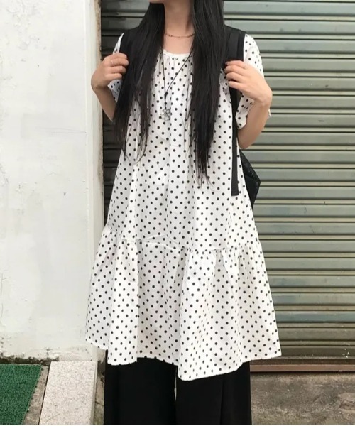 WEGO(ウィゴー)の「ドット柄ギャザー切換えミドル丈ワンピース(ワンピース・レディース・ブラック/ホワイト・FREE)」の8枚目の写真