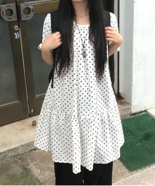WEGO(ウィゴー)の「ドット柄ギャザー切換えミドル丈ワンピース(ワンピース・レディース・ブラック/ホワイト・FREE)」の3枚目の写真