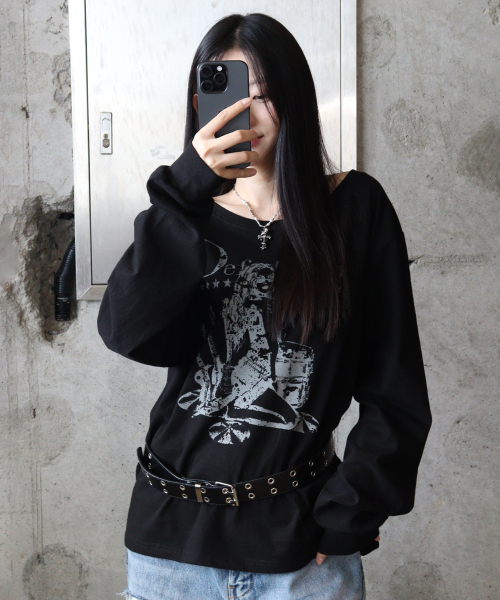 DEFYCLUBROBBERS(ディファイクラブロバース)の「BACKSTAGE MUSE ボートネックワンショルダーロングスリーブ ブラック(Tシャツ/カットソー・レディース・その他・FREE)」の1枚目の写真