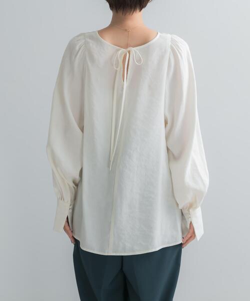 URBAN RESEARCH ROSSO WOMEN(アーバンリサーチ ロッソ)の「『WEB/一部店舗限定』ギャザーショルダーバックリボンブラウス(シャツ/ブラウス・レディース・ブラウン/オフホワイト/ネイビー・FREE)」の9枚目の写真