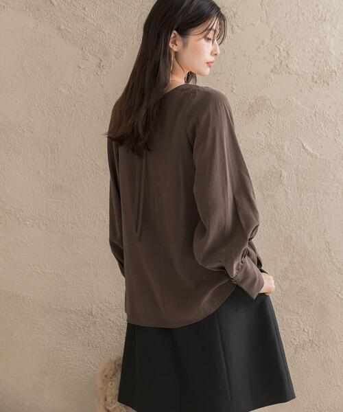 URBAN RESEARCH ROSSO WOMEN(アーバンリサーチ ロッソ)の「『WEB/一部店舗限定』ギャザーショルダーバックリボンブラウス(シャツ/ブラウス・レディース・ブラウン/オフホワイト/ネイビー・FREE)」の18枚目の写真