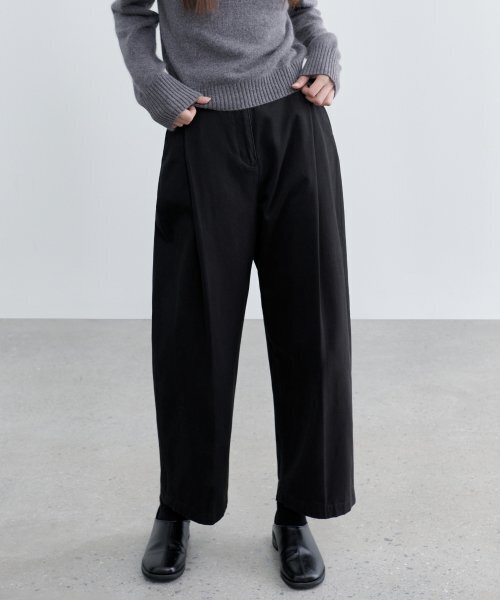 MUSINSA STANDARD WOMAN（ムシンサスタンダードウーマン）の「ウィメンズディープタックラウンドチノパンツ[ブラック]（その他パンツ・レディース・その他・24/29）」の2枚目の写真