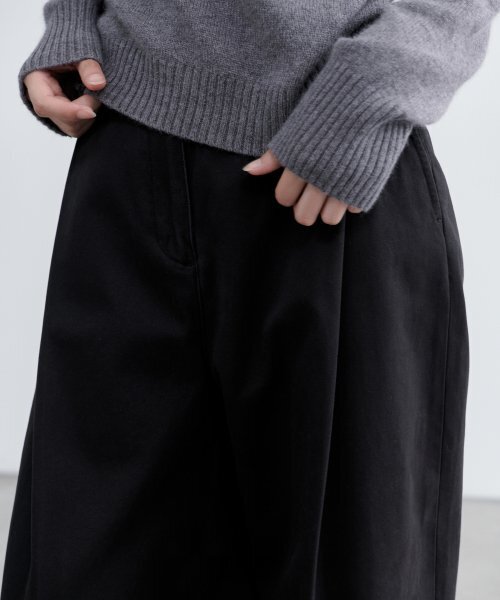 MUSINSA STANDARD WOMAN（ムシンサスタンダードウーマン）の「ウィメンズディープタックラウンドチノパンツ[ブラック]（その他パンツ・レディース・その他・24/29）」の5枚目の写真