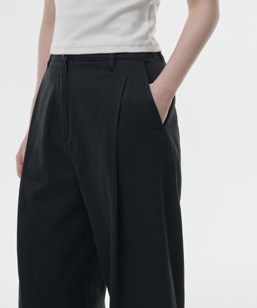 MUSINSA STANDARD WOMAN（ムシンサスタンダードウーマン）の「ウィメンズディープタックラウンドチノパンツ[ブラック]（その他パンツ・レディース・その他・24/29）」の10枚目の写真