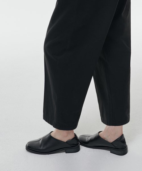 MUSINSA STANDARD WOMAN（ムシンサスタンダードウーマン）の「ウィメンズディープタックラウンドチノパンツ[ブラック]（その他パンツ・レディース・その他・24/29）」の12枚目の写真