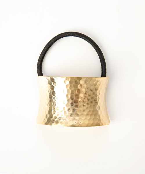 amorous insense（アモラスインセンス）の「プレートパンチングゴム（ヘアゴム・レディース・シルバー/ゴールド・ﾌﾘ-）」の2枚目の写真