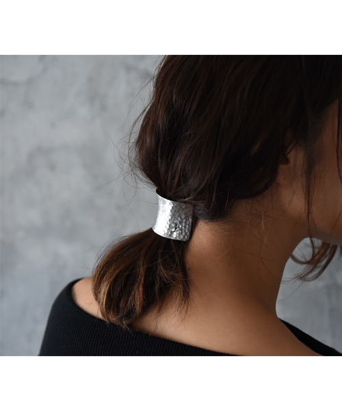 amorous insense（アモラスインセンス）の「プレートパンチングゴム（ヘアゴム・レディース・シルバー/ゴールド・ﾌﾘ-）」の3枚目の写真