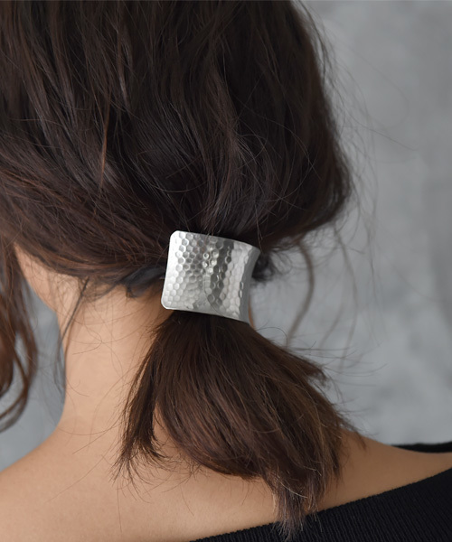 amorous insense（アモラスインセンス）の「プレートパンチングゴム（ヘアゴム・レディース・シルバー/ゴールド・ﾌﾘ-）」の4枚目の写真