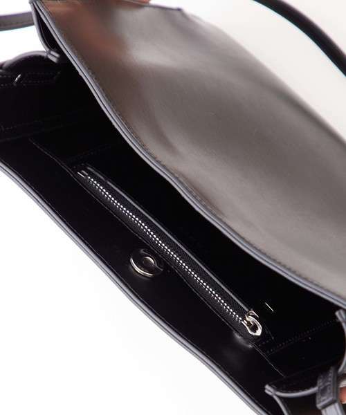 YAHKI（ヤーキ）の「【YAHKI】《STUDIOUS別注》スクエアショルダー M 　YH-155（ショルダーバッグ・レディース・ブラック/ネイビー/レッド・FREE）」の5枚目の写真