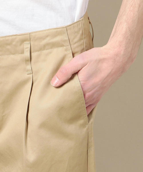 BEAUTY&YOUTH UNITED ARROWS（ビューティーアンドユースユナイテッドアローズ）の「BY コールドマーセライズ 1P ワイド チノパンツ -MADE IN JAPAN-（チノパンツ・メンズ・オフホワイト/ベージュ・SMALL/MEDIUM/LARGE/X-LARGE）」の6枚目の写真
