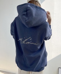 大人カジュアルのラフ映え。バック刺繍ロゴパーカー