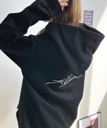 大人カジュアルのラフ映え。バック刺繍ロゴパーカー