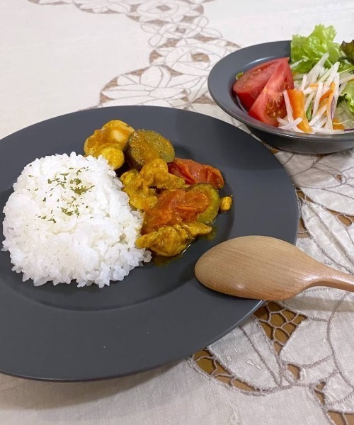 LAKOLE（ラコレ）の「マットリムプレート(L) / LAKOLE（食器・レディース・ブラック/イエロー/桜/アイボリー/グリーン・FREE）」の2枚目の写真