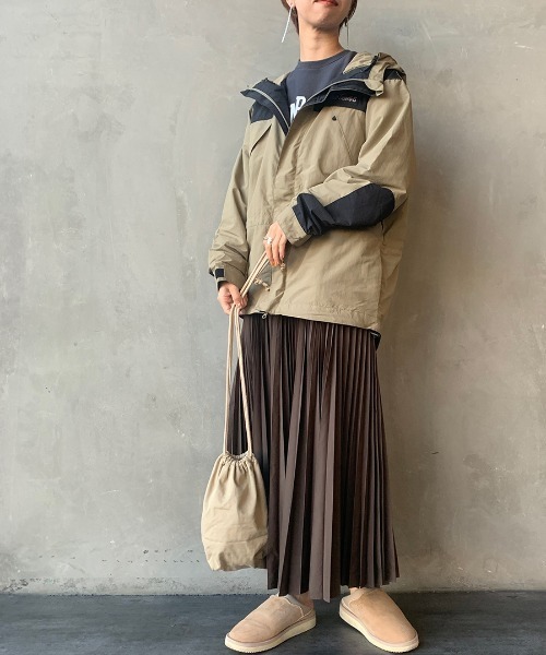 WILD THINGS（ワイルドシングス）の「[WILD THINGS/ワイルドシングス]  CHAMONIX JACKET マウンテンパーカー（ナイロンジャケット・レディース・ブラック/レッド/ベージュ・S）」の2枚目の写真