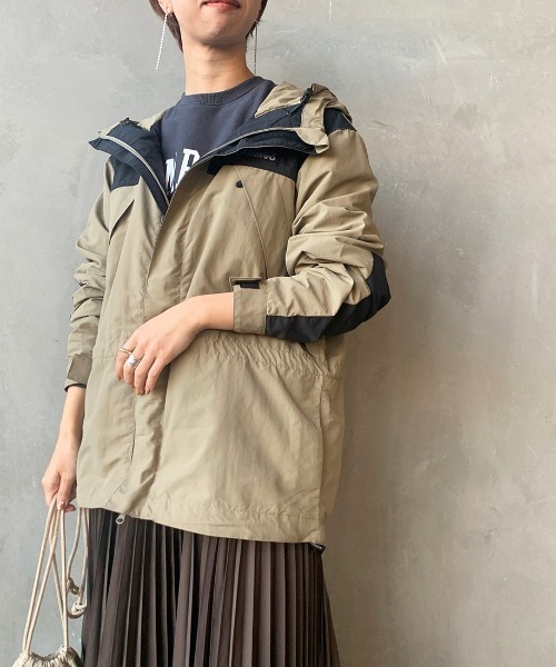 WILD THINGS（ワイルドシングス）の「[WILD THINGS/ワイルドシングス]  CHAMONIX JACKET マウンテンパーカー（ナイロンジャケット・レディース・ブラック/レッド/ベージュ・S）」の11枚目の写真