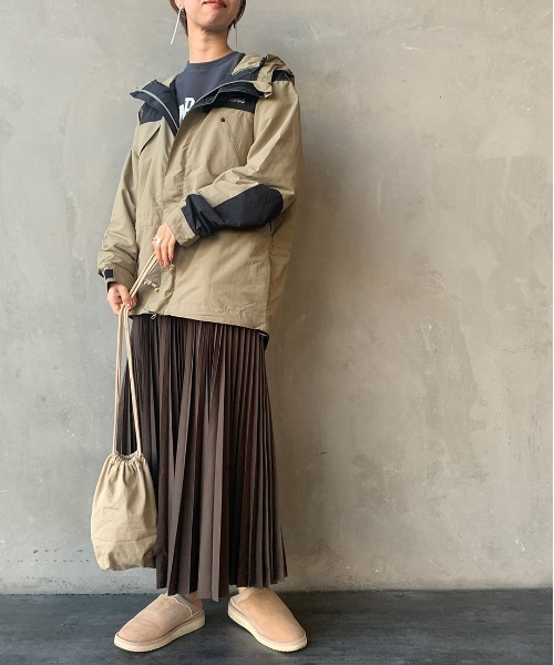 WILD THINGS（ワイルドシングス）の「[WILD THINGS/ワイルドシングス]  CHAMONIX JACKET マウンテンパーカー（ナイロンジャケット・レディース・ブラック/レッド/ベージュ・S）」の6枚目の写真