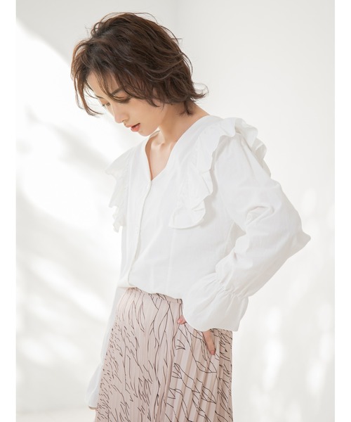 fifth（フィフス）の「ショルダーフリルVネックブラウス（シャツ/ブラウス・レディース・ブラック/ホワイト・MEDIUM）」の2枚目の写真