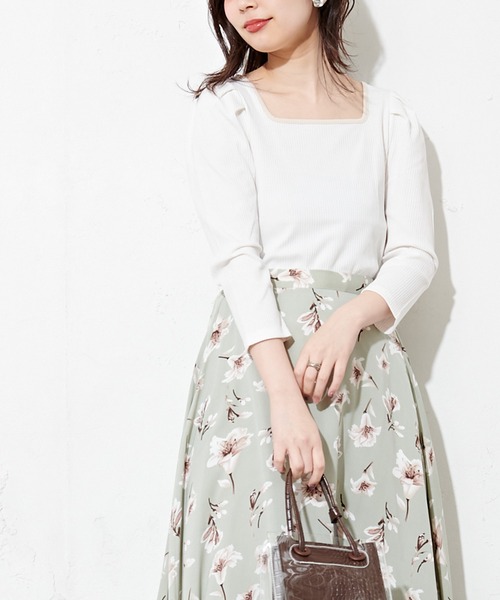 natural couture(ナチュラルクチュール)の「【WEB限定】袖コンシャスパイピングカットトップス(Tシャツ/カットソー・レディース・ブラック/サックスブルー/ネイビー/イエロー/オフホワイト・FREE)」の2枚目の写真